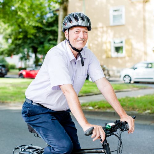 Ulrich Pabst sitzt auf einem Fahrrad im Jahr 2020.