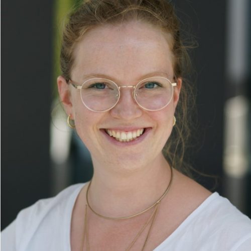 Hier ist ein Portraitbild von Mayra Flick.