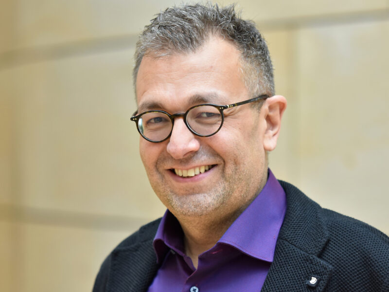 Ein Portraitbild von Mehrdad Mostofizadeh